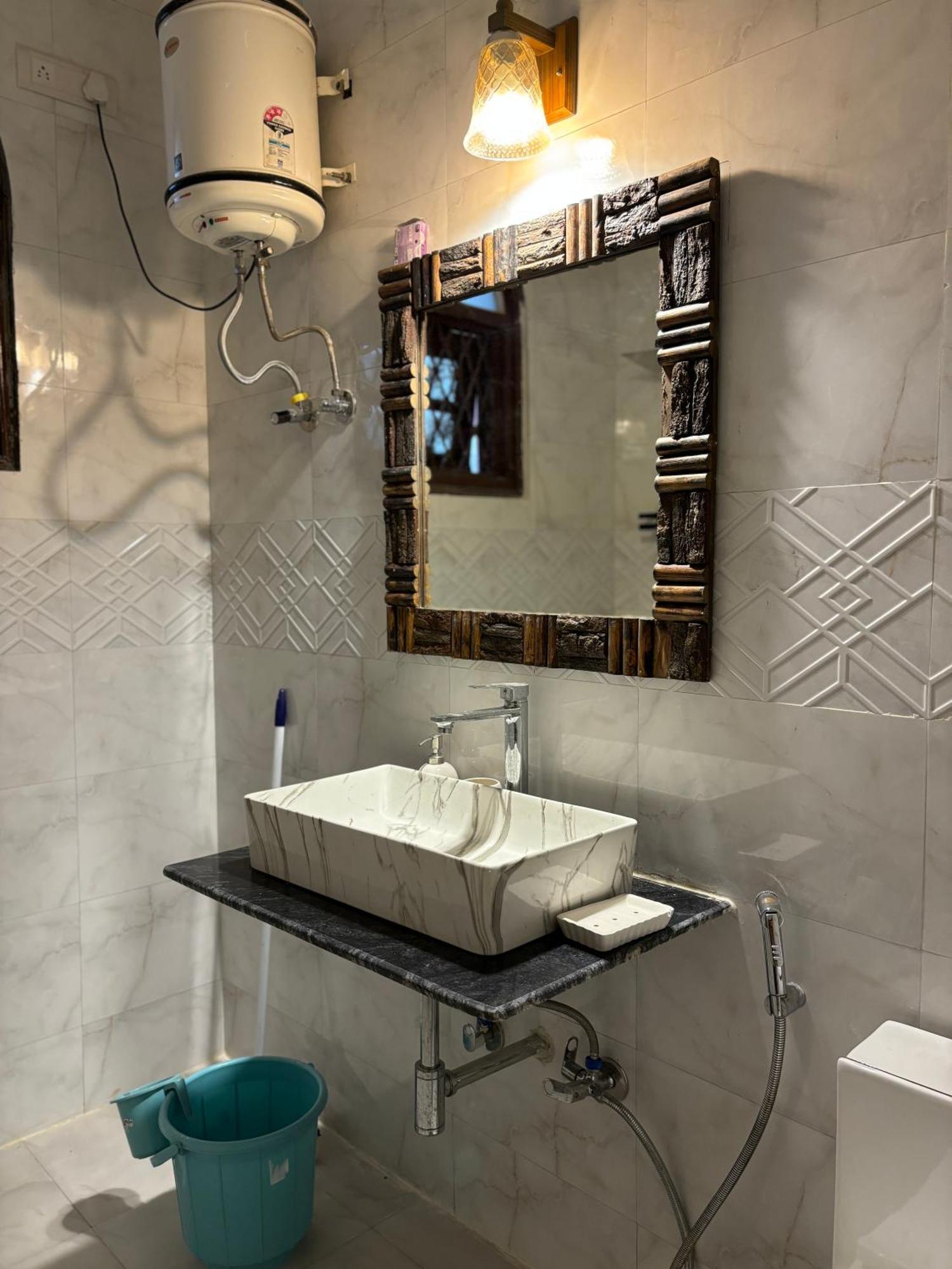 Atharva'S Homestay By Goaround Homes - Nehru Enclave Metro, South Delhi นิวเดลี ภายนอก รูปภาพ