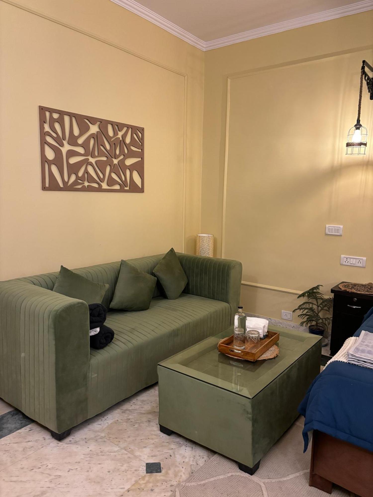 Atharva'S Homestay By Goaround Homes - Nehru Enclave Metro, South Delhi นิวเดลี ภายนอก รูปภาพ