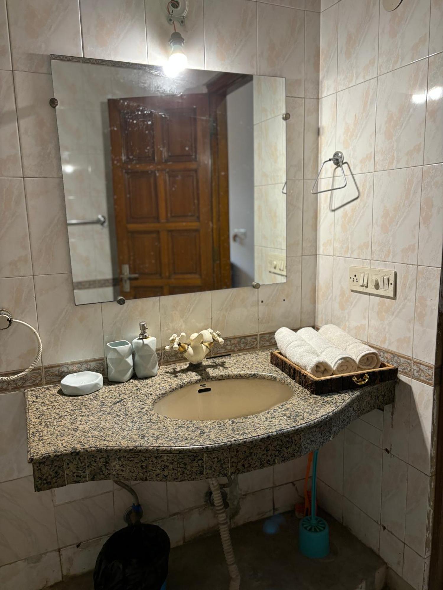 Atharva'S Homestay By Goaround Homes - Nehru Enclave Metro, South Delhi นิวเดลี ภายนอก รูปภาพ