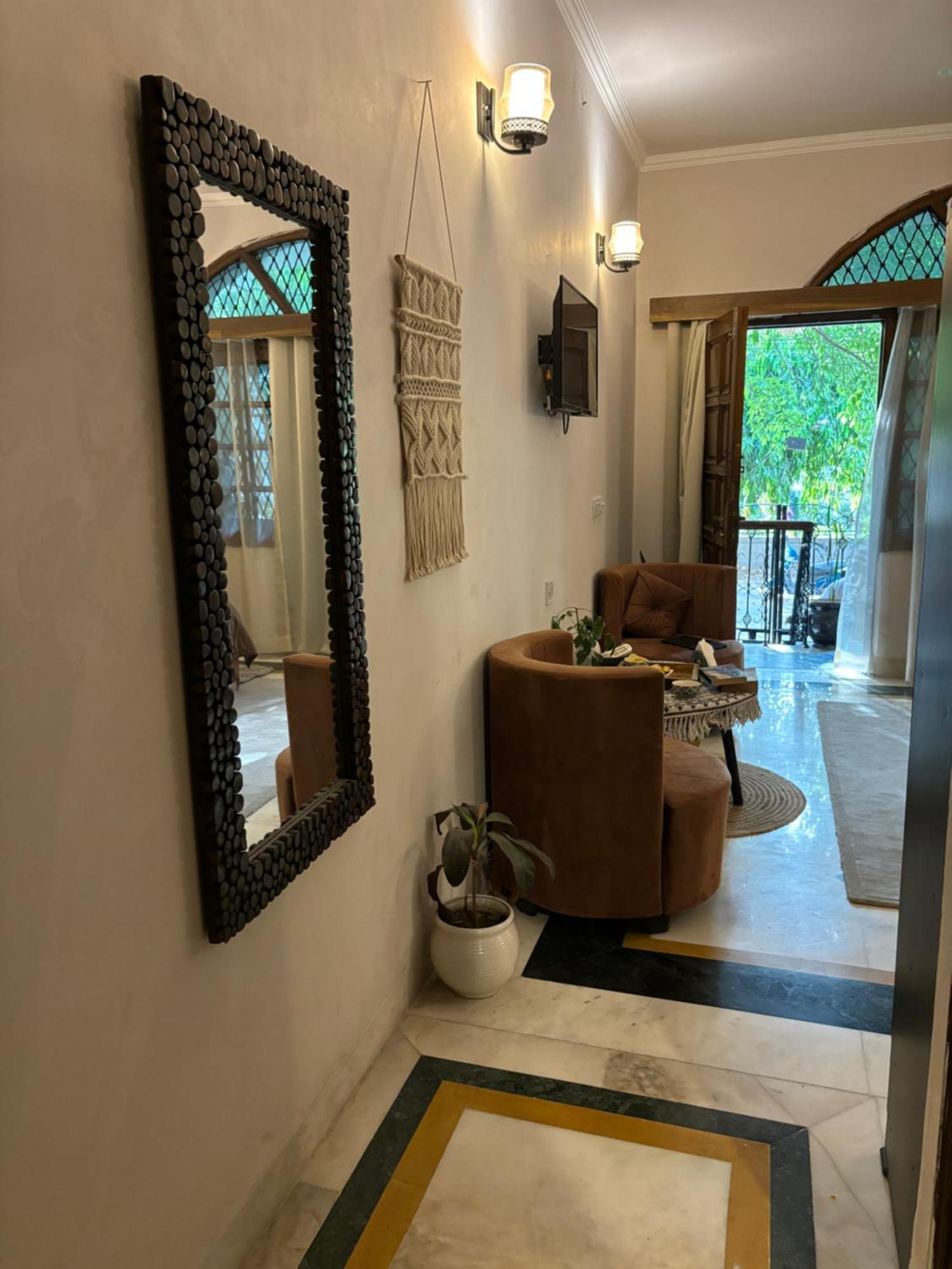 Atharva'S Homestay By Goaround Homes - Nehru Enclave Metro, South Delhi นิวเดลี ภายนอก รูปภาพ