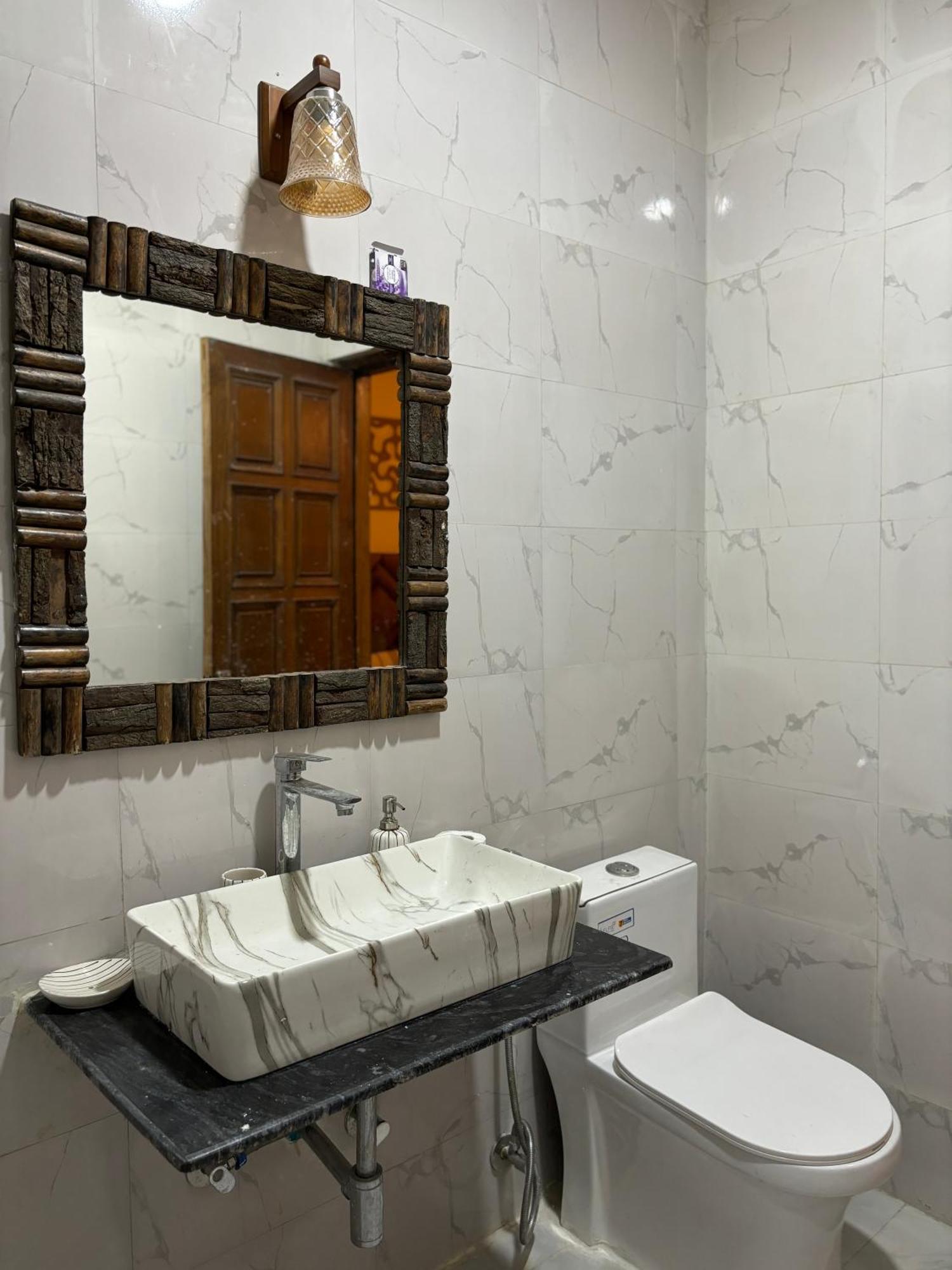 Atharva'S Homestay By Goaround Homes - Nehru Enclave Metro, South Delhi นิวเดลี ภายนอก รูปภาพ